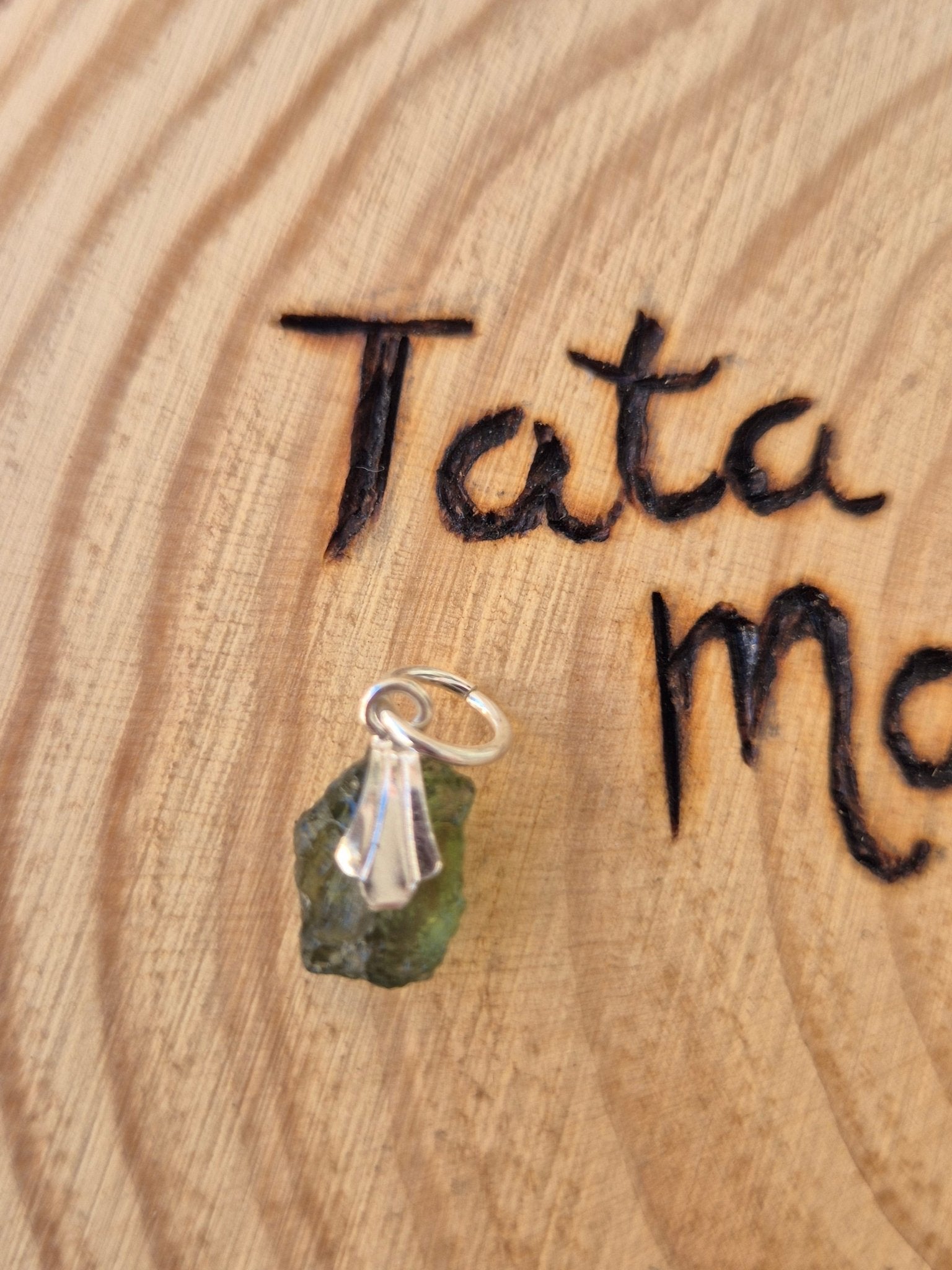 Moldavita - Piedra de Transformación y Conexión Cósmica con enganche de plata Tienda esotérica Málaga - La Tienda de Tata Magic: tienda Esotérica en Málaga
